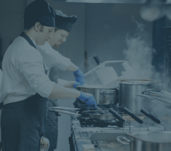 Cuisinier dans une cuisine temporaire