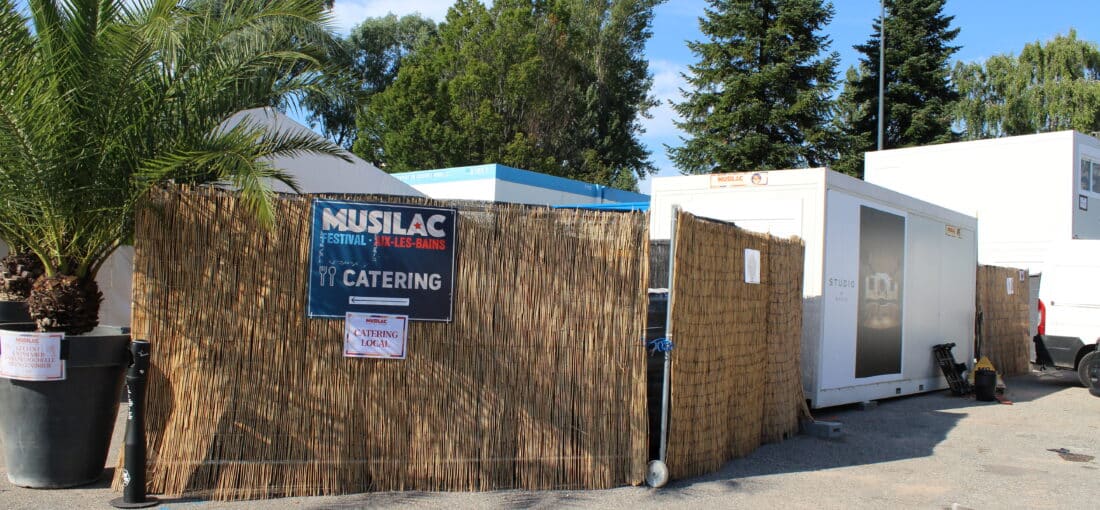Photo de l'installation des modules de cuisine temporaire pour le catering du festival MUSILAC